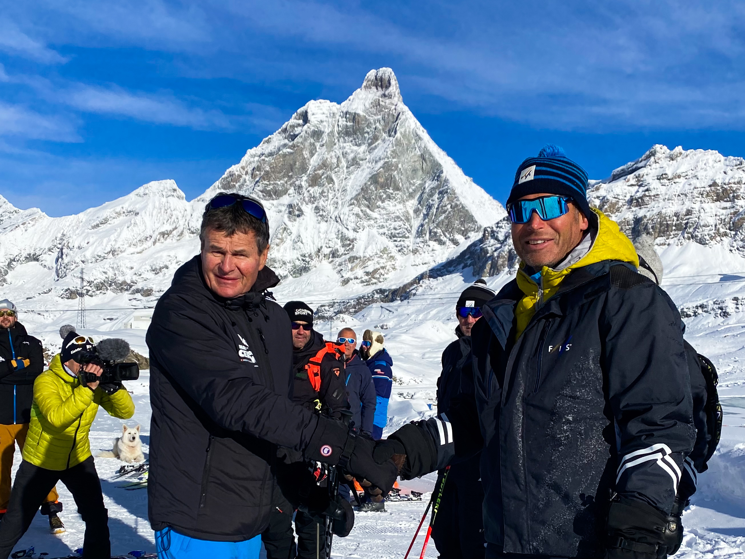 Franz Julen, presidente del Comitato Organizzatore Locale LOC (a sinistra) e Hannes Trinkl, direttore di gara della Coppa del Mondo della Federazione Internazionale Sci e Snowboard FIS, si stringono la mano.

cr: Matterhorn Cervino Speed Opening
