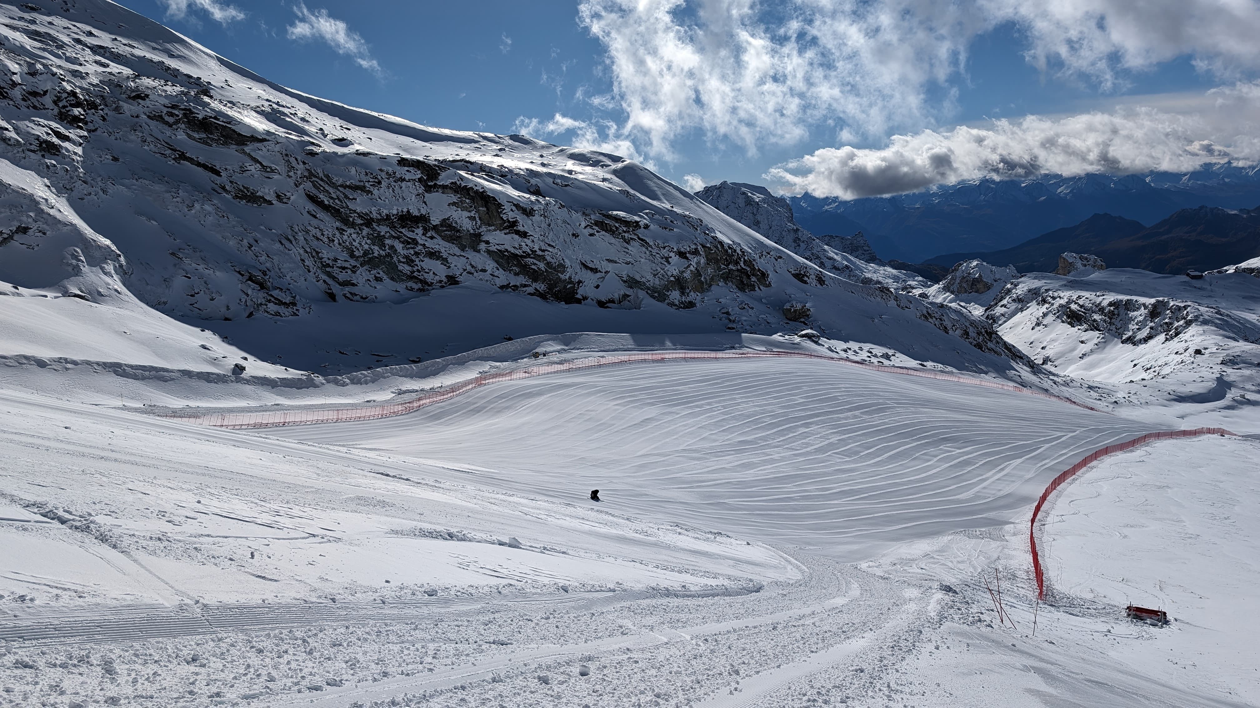 Due settimane prima della prima gara, sulla pista della "Gran Becca" prevalgono condizioni da sogno.

cr: Matterhorn Cervino Speed Opening